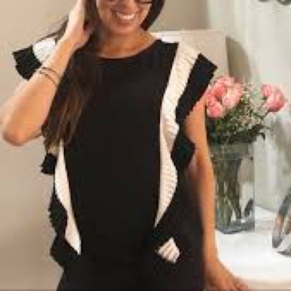 ✨NWT✨ VICI Black and White Flowy Accordion Detail Sleeveless Top - Large